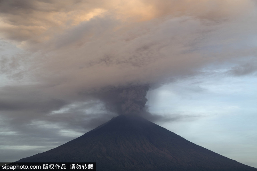 阿貢火山噴出大量濃煙 印尼巴厘島發(fā)紅色警報