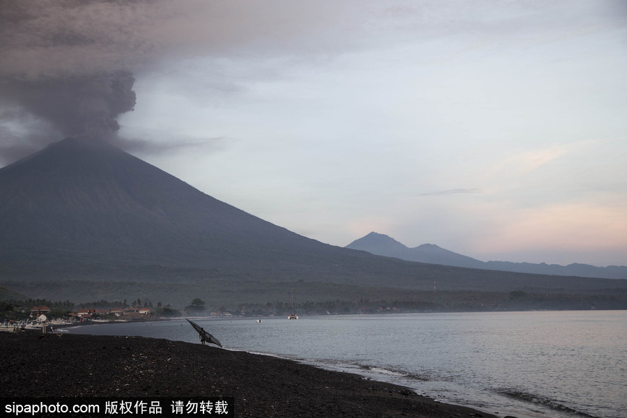 阿貢火山噴出大量濃煙 印尼巴厘島發(fā)紅色警報