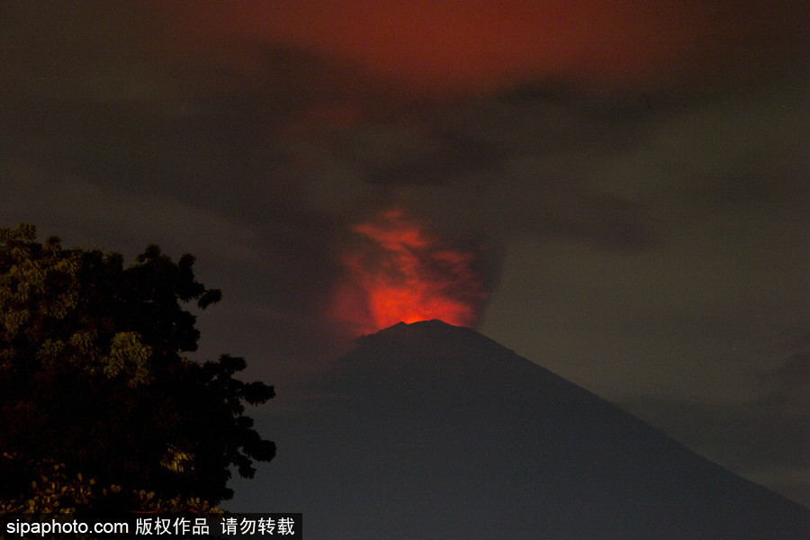 阿貢火山噴出大量濃煙 印尼巴厘島發(fā)紅色警報(bào)