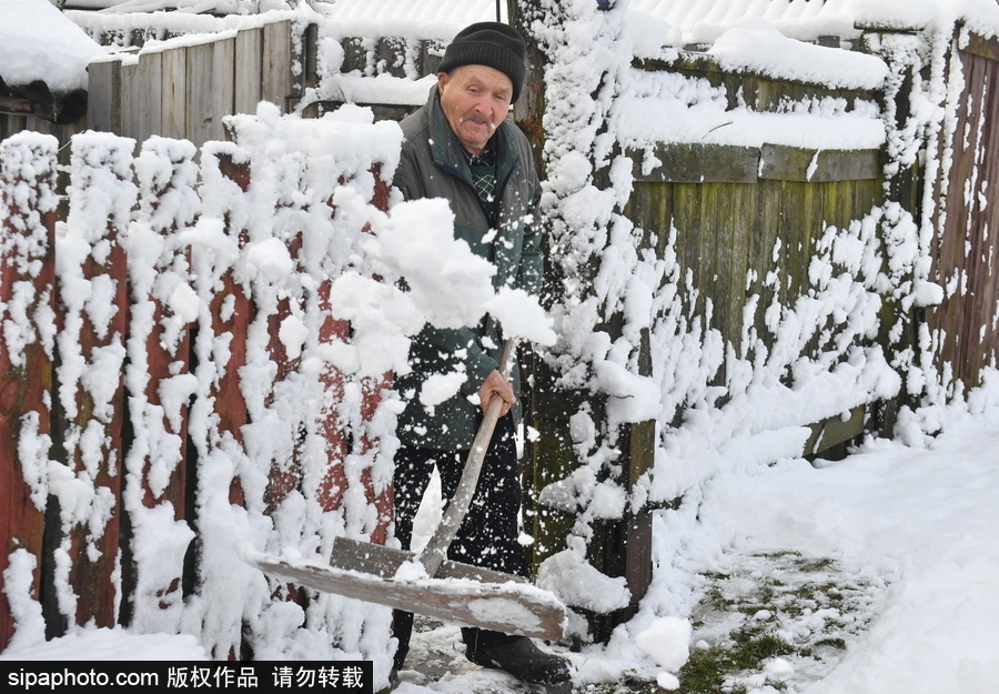 生活在冰雪童話之中 白俄羅斯鄉(xiāng)村冬雪覆蓋