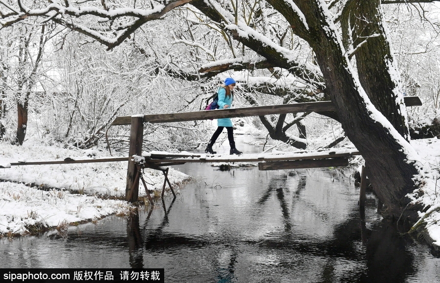 生活在冰雪童話之中 白俄羅斯鄉(xiāng)村冬雪覆蓋