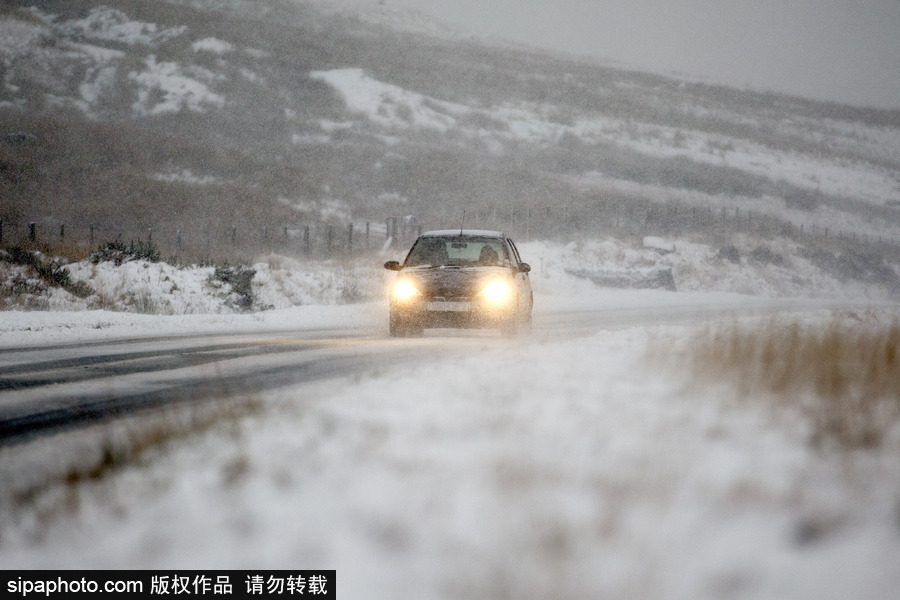 英國蘭伯利斯迎降雪天氣 一片銀裝素裹