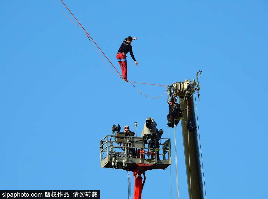 法國高空扁帶運動員極限挑戰(zhàn) 埃菲爾鐵塔走“高空芭蕾”