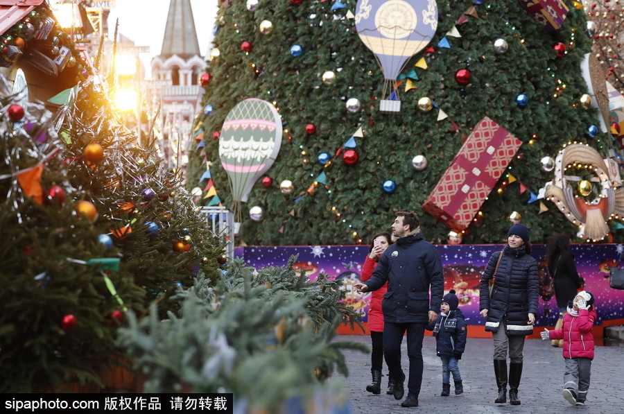 莫斯科街頭巷尾裝扮一新 節(jié)日氣氛濃厚迎接新年到來(lái)