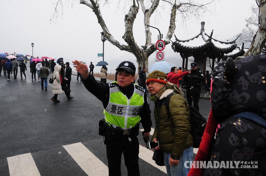 低溫冰雪中，一座城市的溫暖24小時——記錄那些在極端天氣下默默維持城市運(yùn)轉(zhuǎn)的普通人