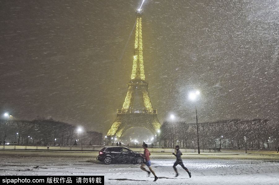 雪中巴黎埃菲爾鐵塔 如夢(mèng)似幻浪漫十足