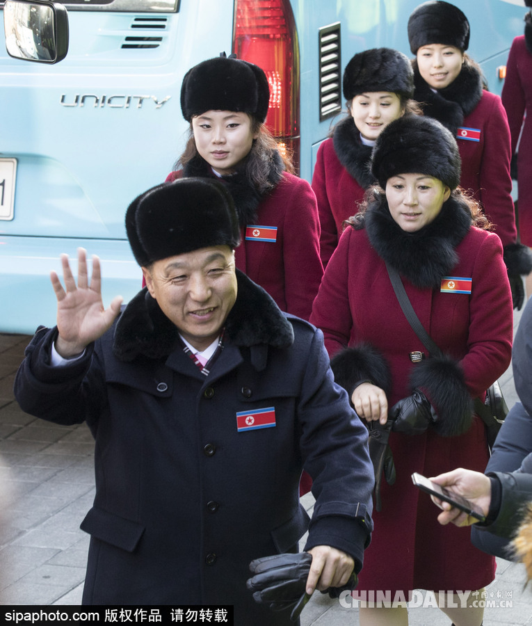 2018平昌冬奧會前瞻：朝鮮冬奧藝術(shù)團(tuán)抵韓 面龐清秀紅色制服整齊劃一