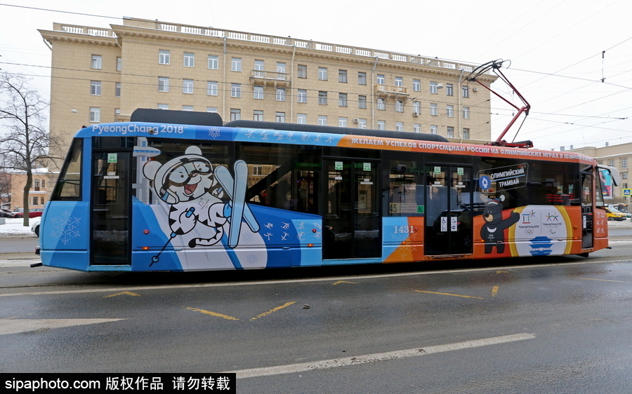 2018平昌冬奧會(huì)主題公交車現(xiàn)身圣彼得堡街頭十分矚目