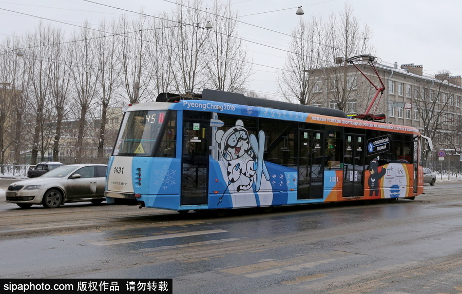 2018平昌冬奧會(huì)主題公交車現(xiàn)身圣彼得堡街頭十分矚目