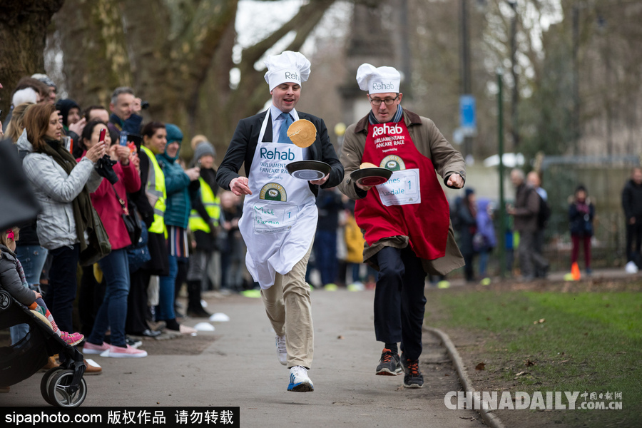 “煎餅俠”？英國舉行趣味煎餅跑