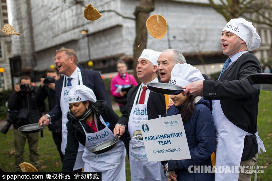 “煎餅俠”？英國舉行趣味煎餅跑