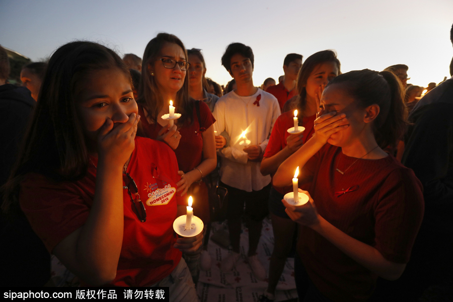 美國：民眾學(xué)生集會點蠟悼念高中槍擊案遇難者