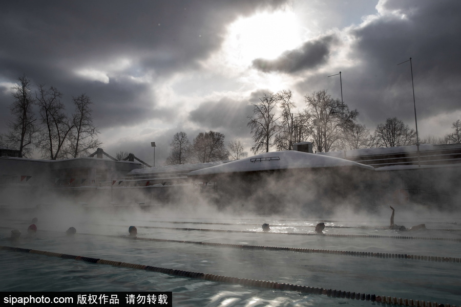 莫斯科露天溫泉泳池 民眾寒冷冬季享受溫暖冬泳