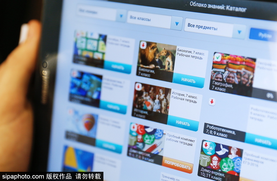 再也不用背沉重的書包了 俄羅斯學(xué)生使用電子課本上課
