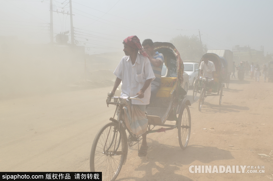 呼吸困難！孟加拉國(guó)達(dá)卡街頭塵土飛揚(yáng)粉塵污染嚴(yán)重