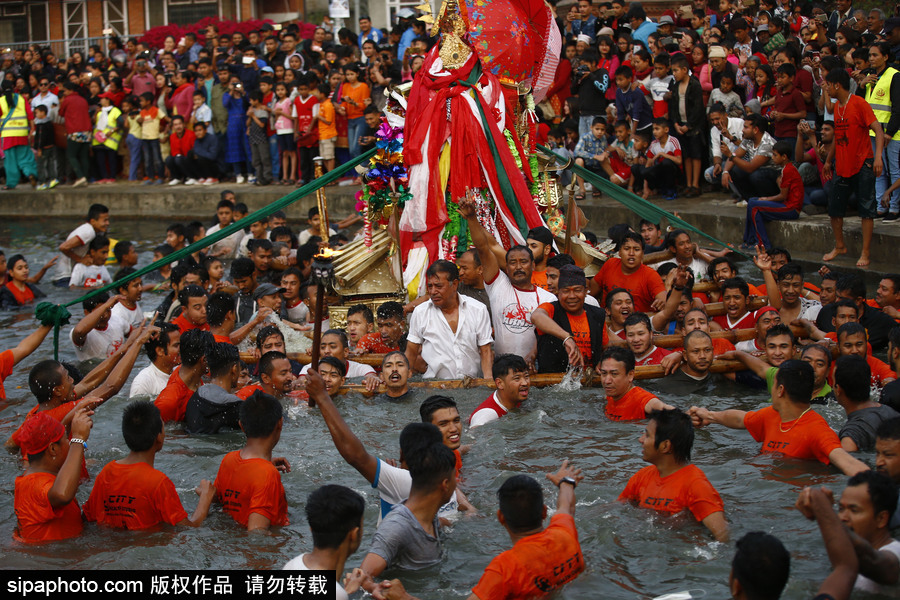 尼泊爾信徒水中嬉戲慶祝節(jié)日 尋找女神丟失的飾品