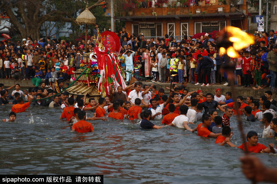 尼泊爾信徒水中嬉戲慶祝節(jié)日 尋找女神丟失的飾品