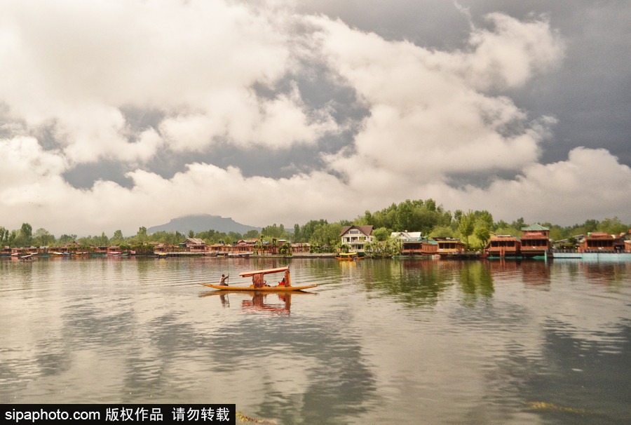 恍若置身江南煙雨中！印度漁民雨中泛舟詩意綿綿