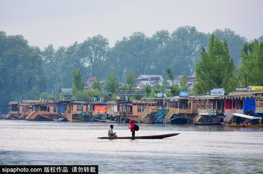 恍若置身江南煙雨中！印度漁民雨中泛舟詩意綿綿