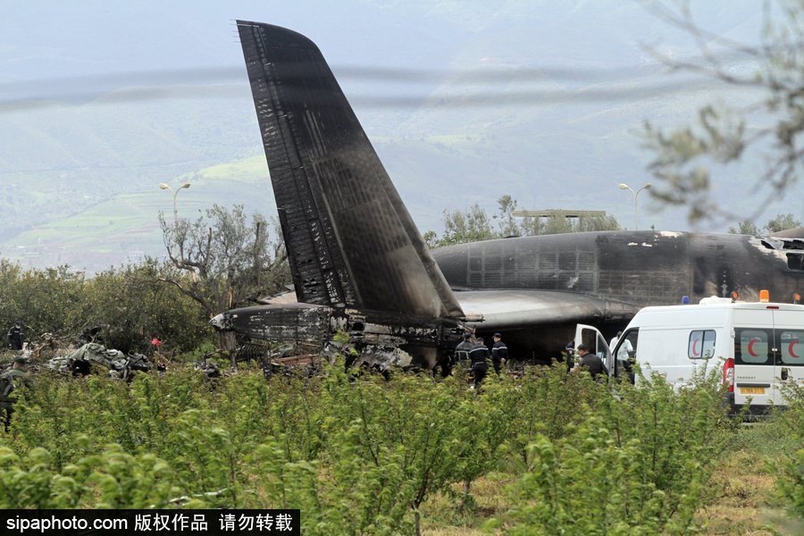 阿爾及利亞軍機(jī)墜毀257人遇難 現(xiàn)場(chǎng)畫面曝光