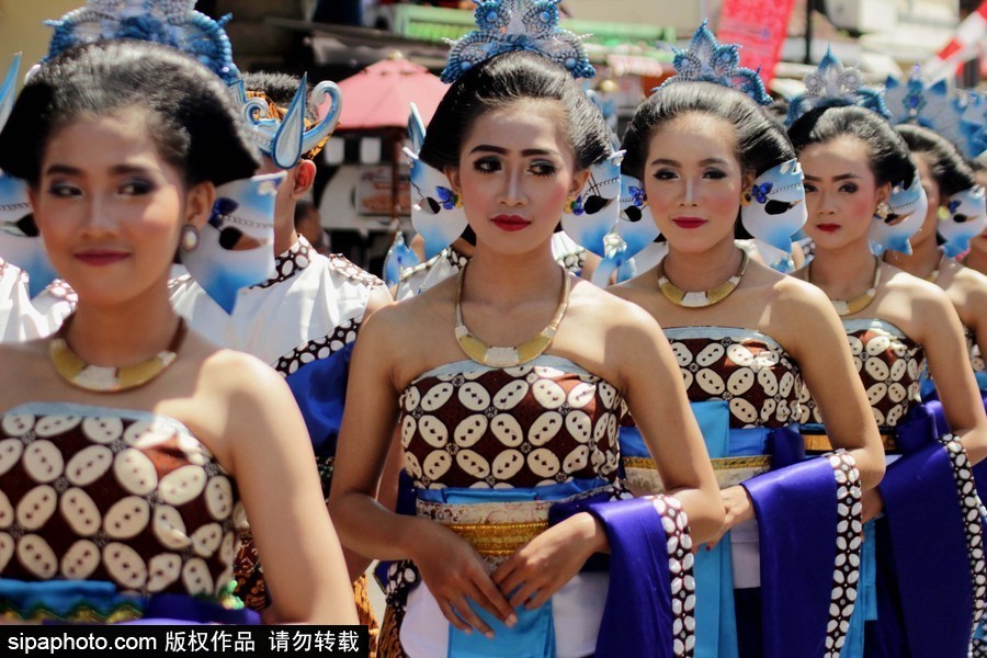 印尼茉莉芬文化游行 民眾身著傳統(tǒng)服飾地方特色濃郁