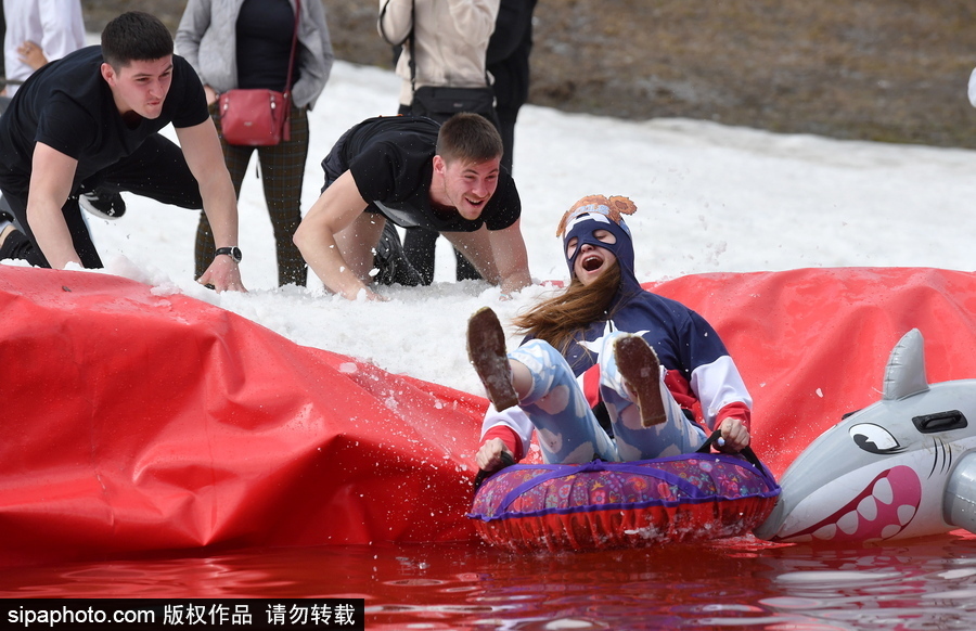 白俄羅斯舉辦趣味滑雪賽 參賽者奇裝異服上演“肢體搞笑”