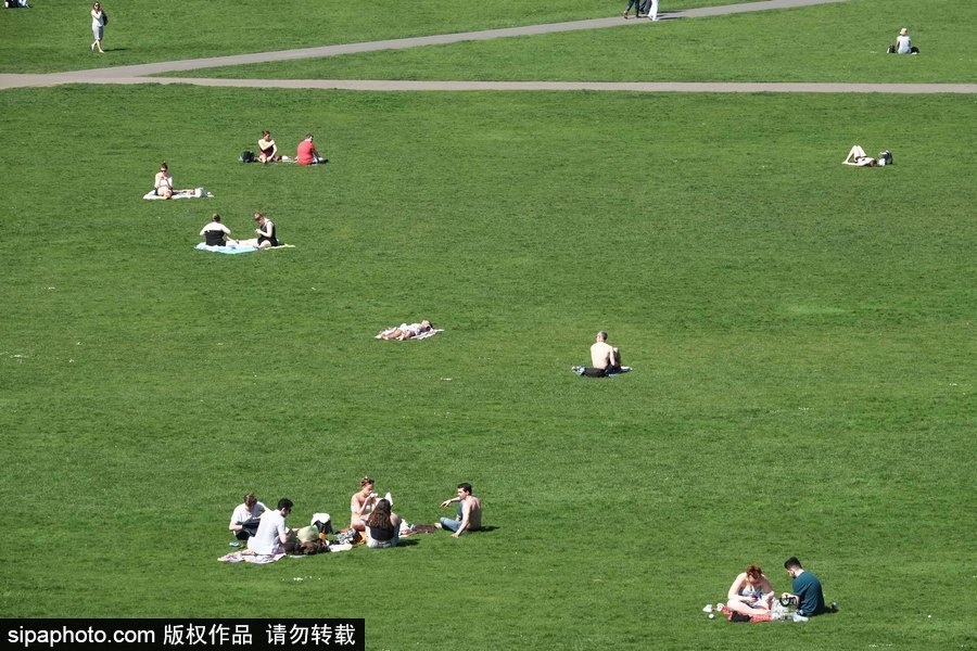 倫敦民眾樂享春日 扎堆公園草地享受日光浴