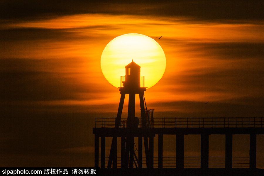 英國惠特比碼頭日出風(fēng)光 燈塔影影綽綽景色美