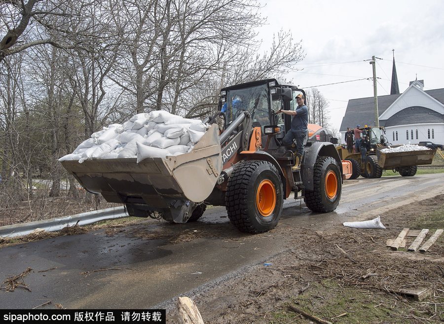 加拿大街道洪水泛濫 民眾被迫淌水出行