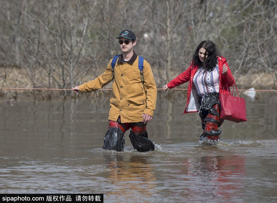 加拿大街道洪水泛濫 民眾被迫淌水出行