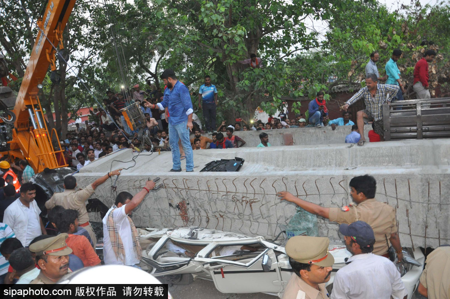 印度火車站一在建天橋倒塌 造成18人死亡數(shù)人被困