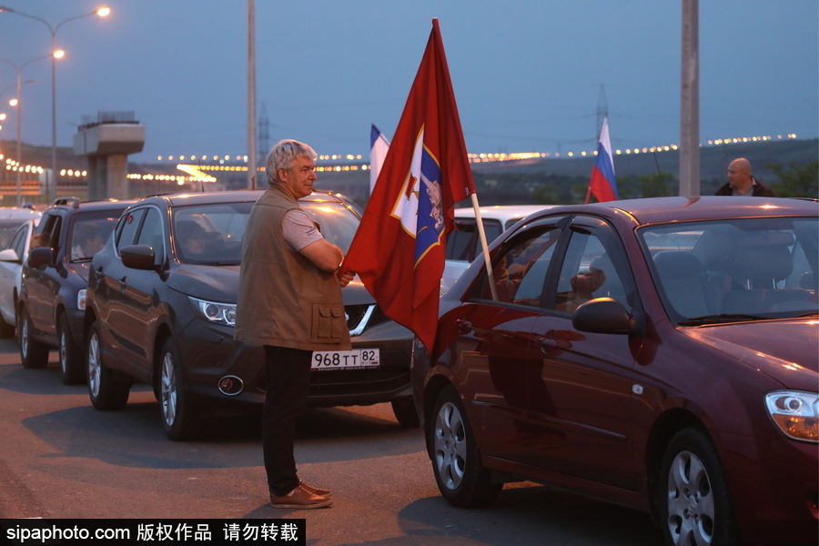 俄羅斯克里米亞大橋通車(chē) 民眾駕車(chē)通行慶祝