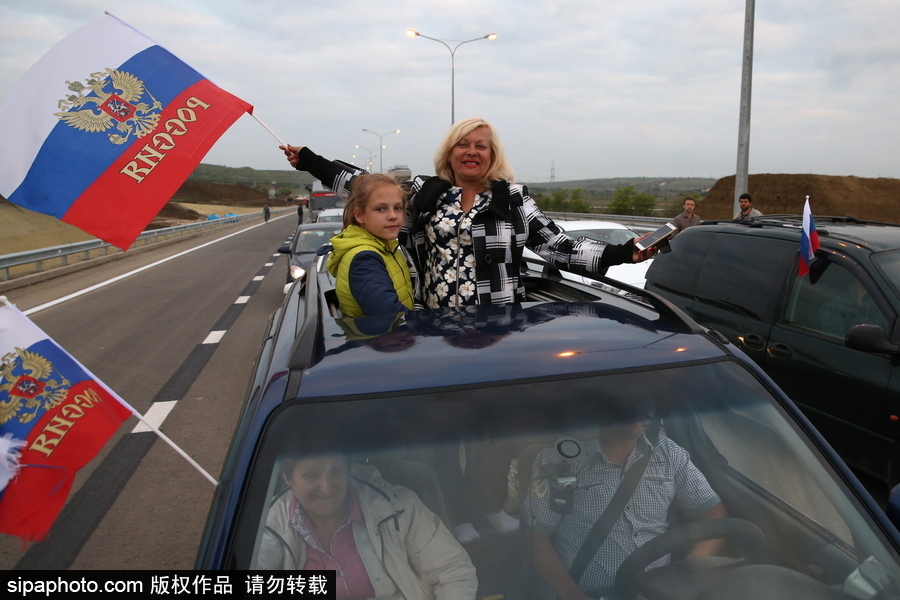 俄羅斯克里米亞大橋通車(chē) 民眾駕車(chē)通行慶祝