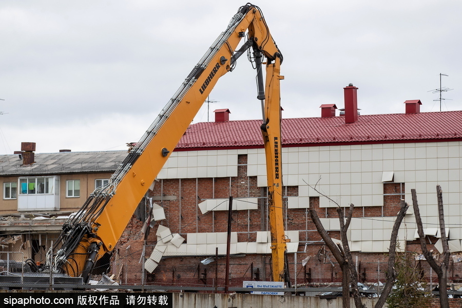 俄羅斯克麥羅沃購物中心作業(yè) 建筑外墻拆除中