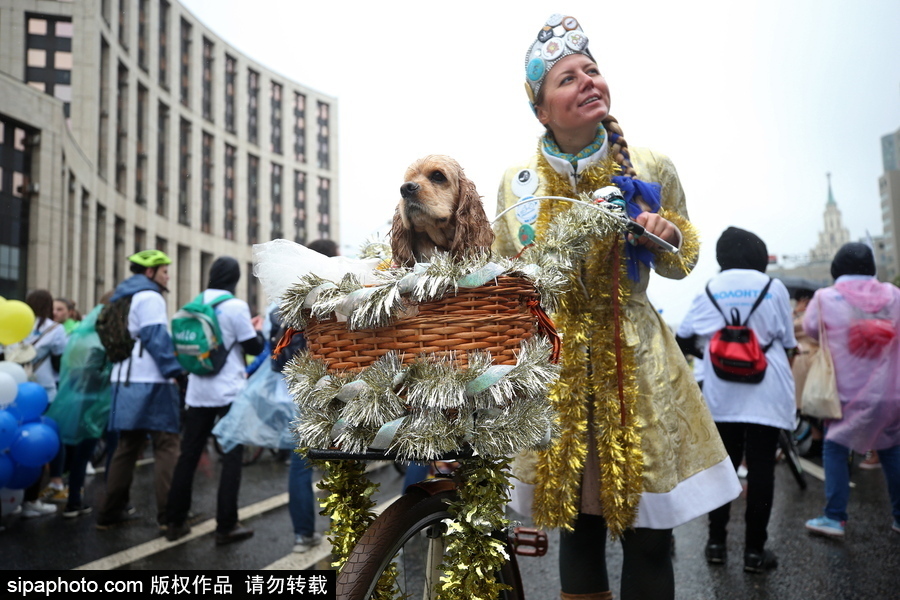 俄羅斯民眾參加自行車游行 綿綿細(xì)雨享受騎行樂趣