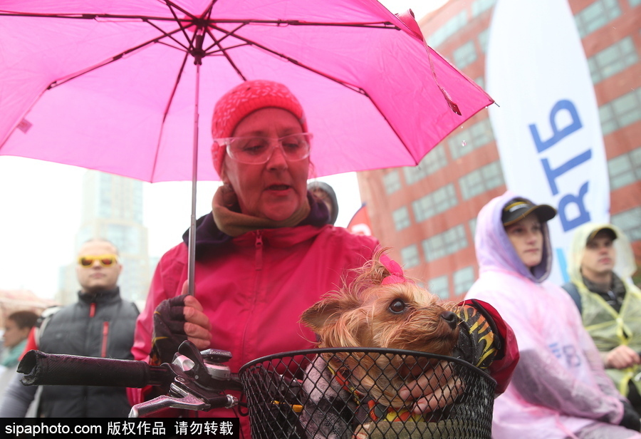 俄羅斯民眾參加自行車游行 綿綿細(xì)雨享受騎行樂(lè)趣