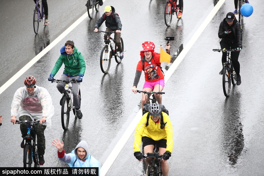 俄羅斯民眾參加自行車(chē)游行 綿綿細(xì)雨享受騎行樂(lè)趣