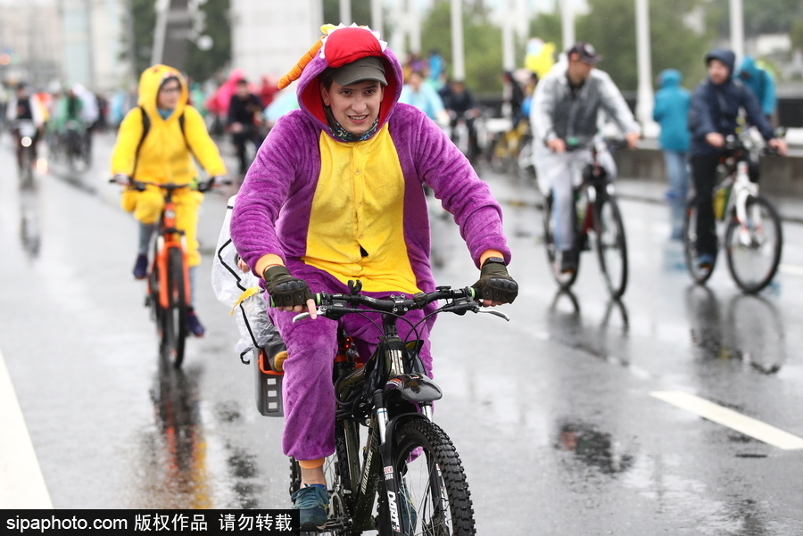 俄羅斯民眾參加自行車游行 綿綿細雨享受騎行樂趣