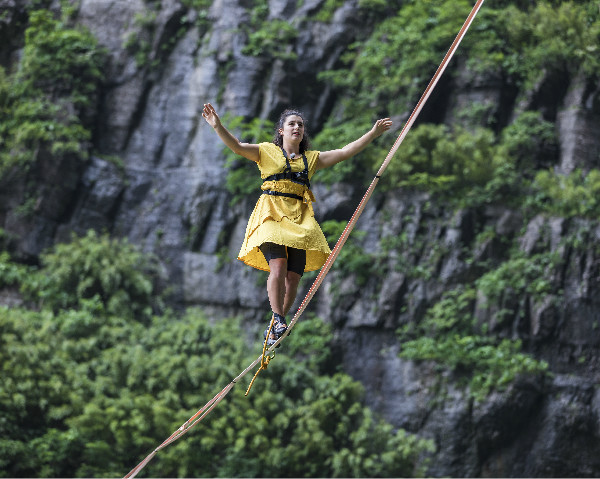 驚險(xiǎn)！張家界天門(mén)山舉行女子高跟鞋走扁帶比賽