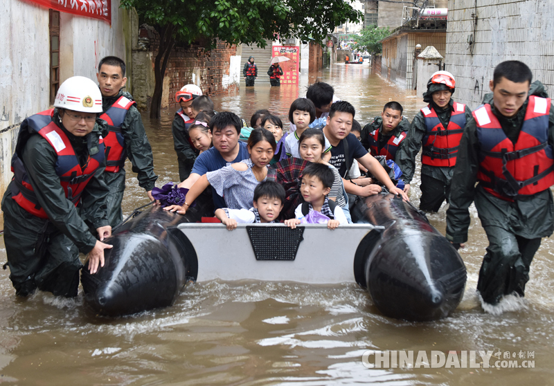 江西進賢暴雨致嚴(yán)重內(nèi)澇 皮劃艇解救92名被困人員