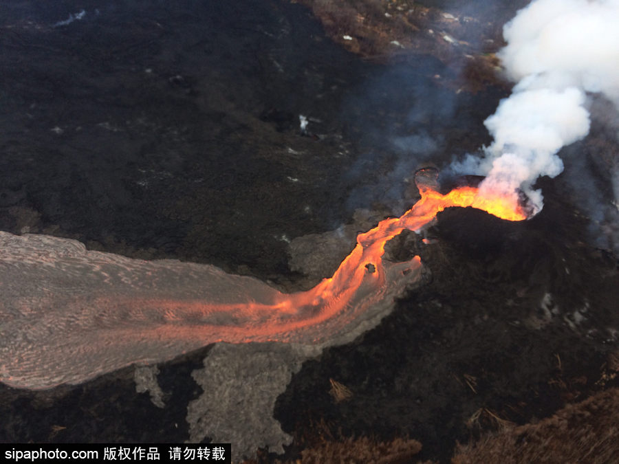 美國基拉韋厄火山持續(xù)活躍 巖漿流動(dòng)似火龍