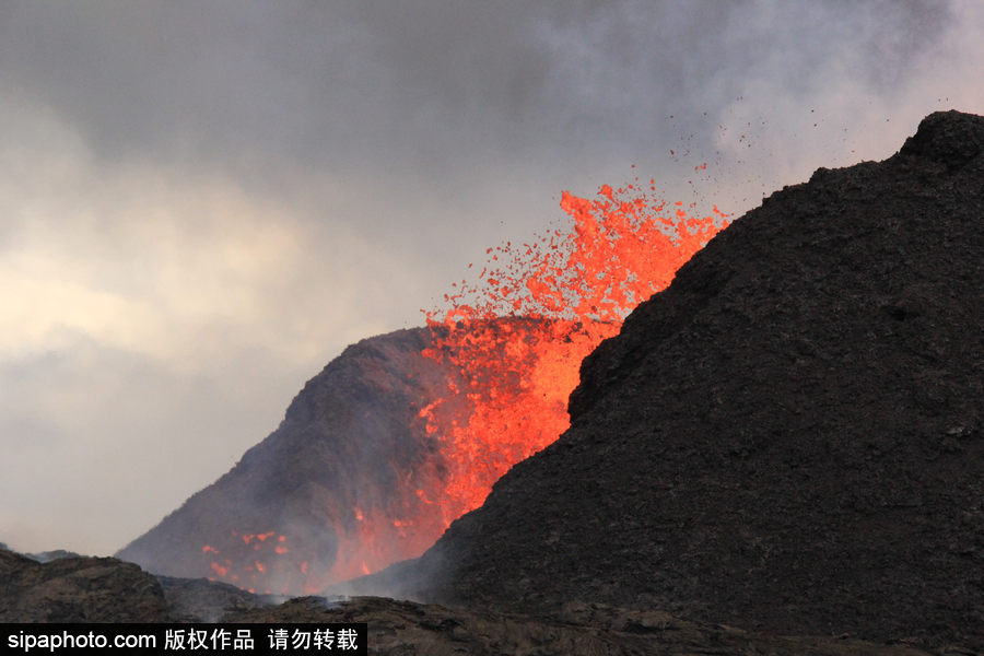 美國基拉韋厄火山持續(xù)活躍 巖漿流動似火龍