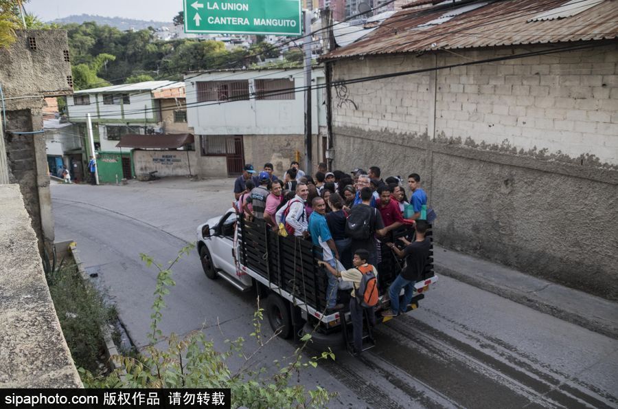 委內(nèi)瑞拉公共交通滯后 民眾乘“掛票”車出行