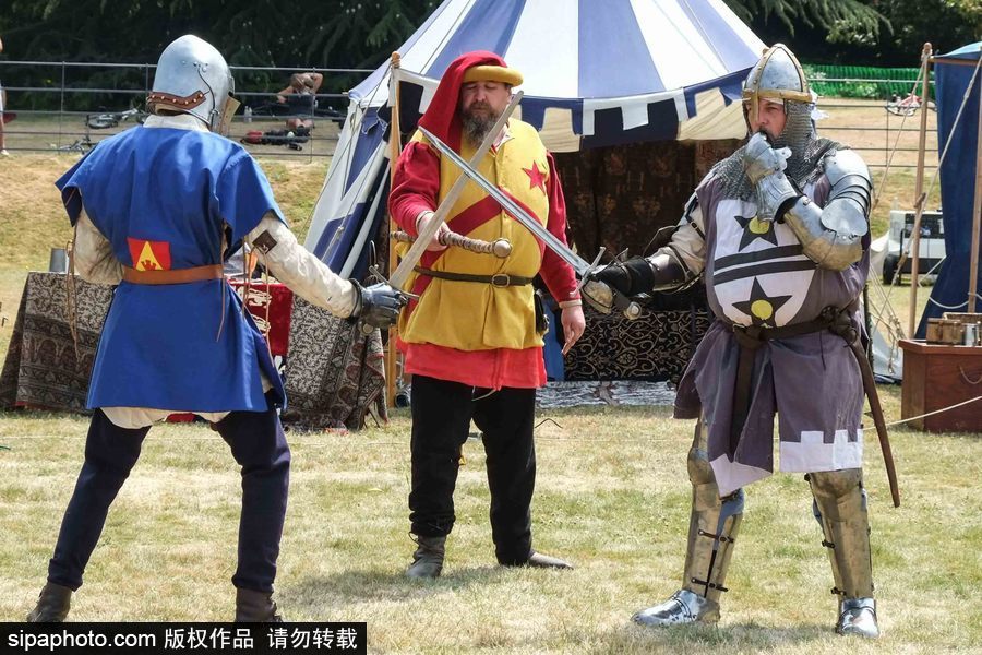 英國倫敦一公園上演“中世紀戰(zhàn)爭” 似穿越回冷兵器時代