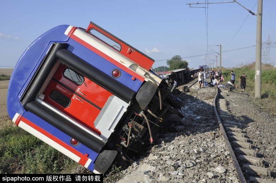 土耳其泰基爾達(dá)發(fā)生列車出軌事故 至少10人死亡