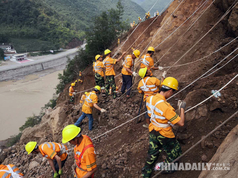 寶成鐵路水害區(qū)段搶險工作仍在緊張進行