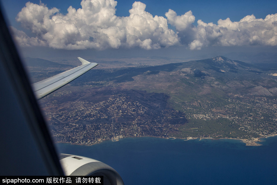 希臘山火過(guò)后的大地 一片黑色焦土