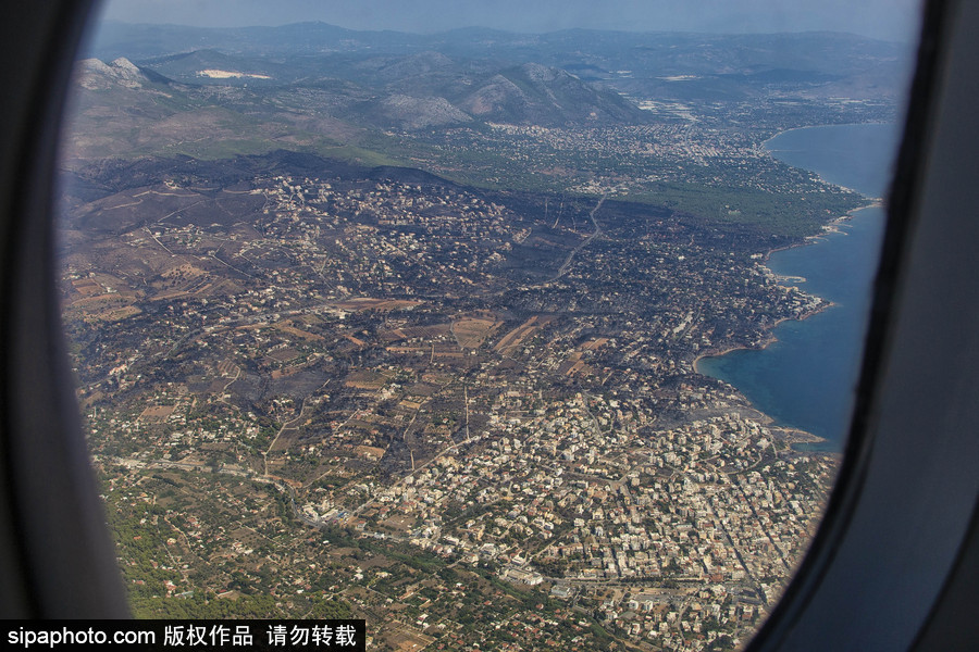 希臘山火過(guò)后的大地 一片黑色焦土