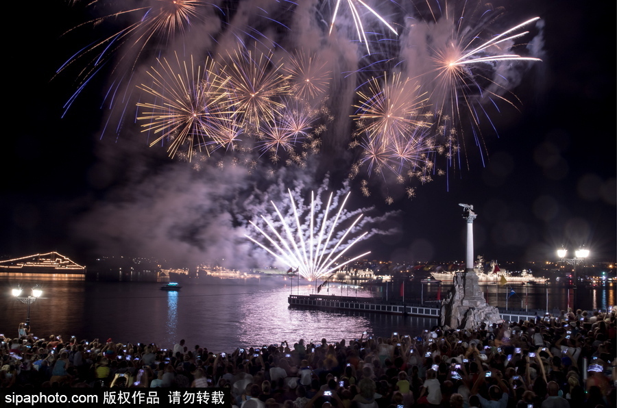 俄羅斯海軍節(jié)到來(lái) 塞瓦斯托波爾上演煙火盛宴慶祝