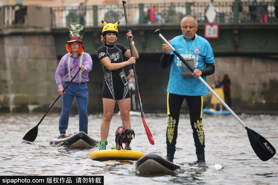 圣彼得堡上演槳板沖浪節(jié) 選手奇裝異服亮相歡樂搞笑